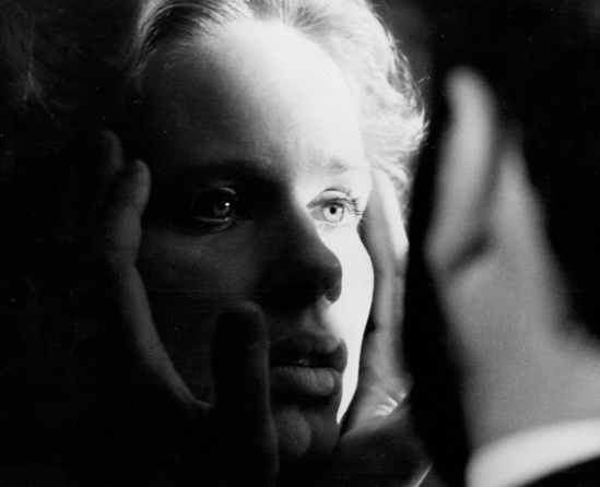 cries-and-whispers-1972-liv-ullmann-close-up